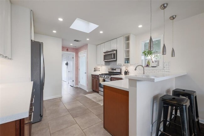 Building Photo - 3005 E 14th St