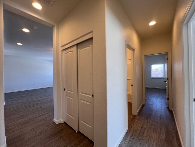 Building Photo - Silverland Estates 3 Bedroom 2 Bathroom Ho...