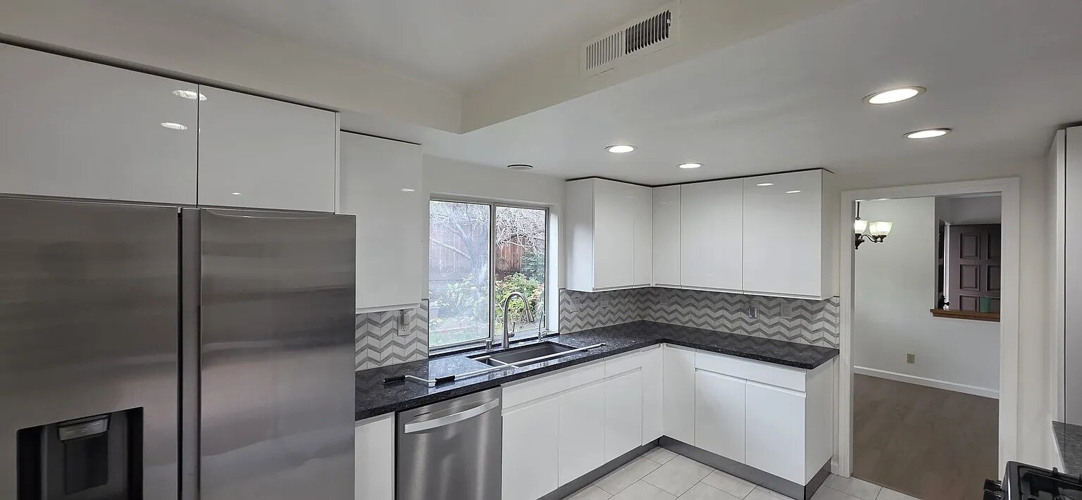 Building Photo - 2345 Pinard St