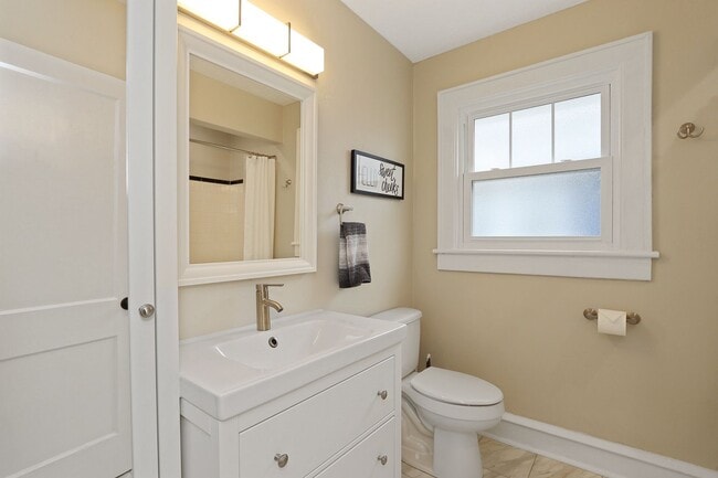 Building Photo - 215 E Cummings Ave