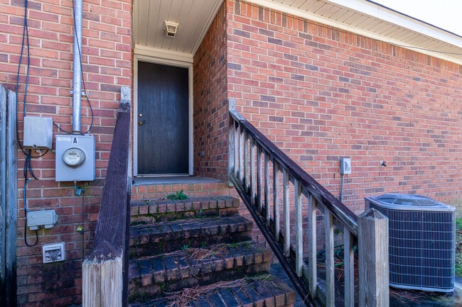 Building Photo - 303 6th Ave