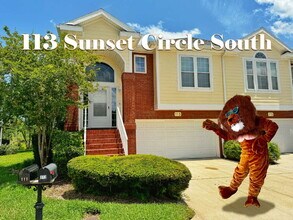 Building Photo - Spacious two-story island townhome in gate...