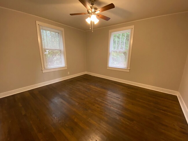 Building Photo - Cleveland Park large 2 bed / 1 bath remode...