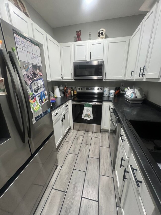 Building Photo - **Hawthorne Place** Pet Friendly 5 Large Bedrooms 2 Full Baths!