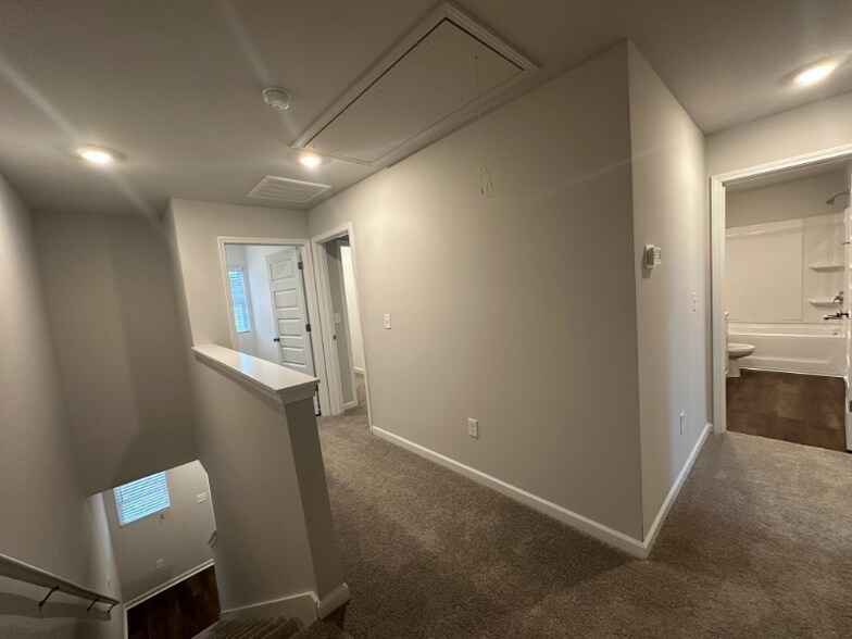 Building Photo - 43 River Rock St