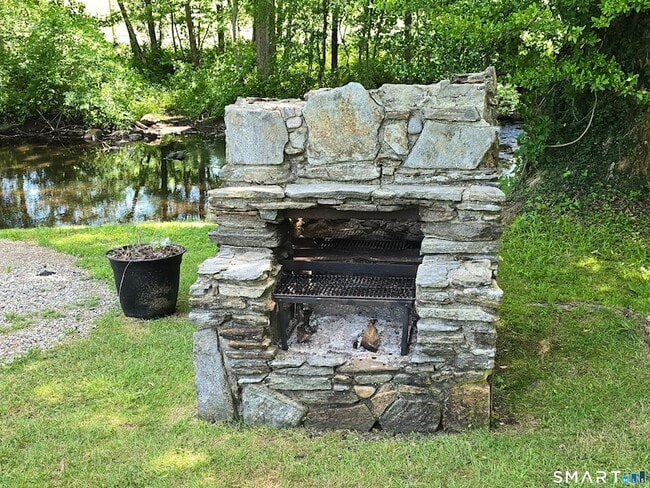 Building Photo - 157 S River Rd