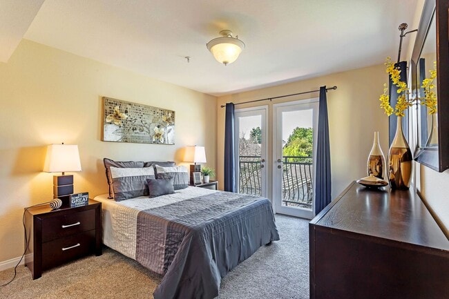 Building Photo - Gorgeous Spacious TownHome in Downtown Mou...