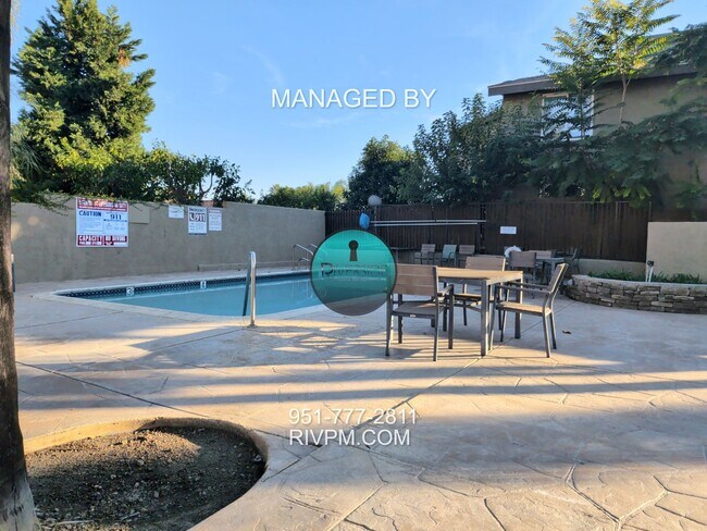 Building Photo - Modern Corona Condo with Garage!