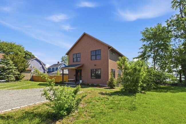 Building Photo - 1124 Narragansett Blvd