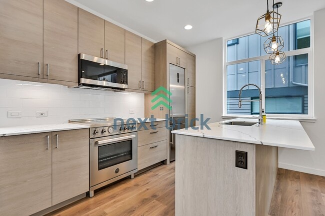 Building Photo - Charming 2-Bed, 2-Bath Townhouse Retreat in Seattle's Vibrant Heart – 1100 Sq Ft of Modern Living!