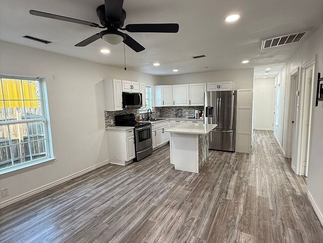 Building Photo - Fully remodeled