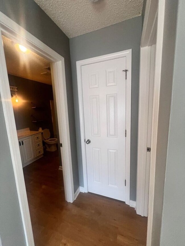 Building Photo - RENT SPECAIL*** $1495.Breezewood Condo, 2 Brd/2bath Screen Porch! LVP wood flooring, Center of Wi...