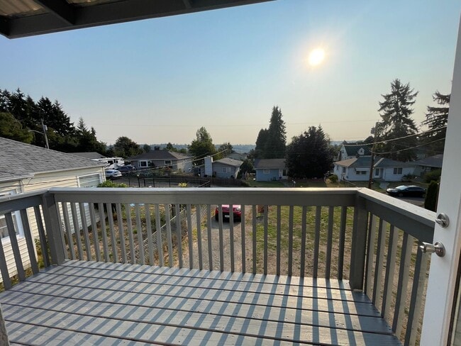 Building Photo - FULLY RENOVATED LESS THAN 2 YEARS - 2BED/1BATH WITH BONUS/OFFICE SPACE