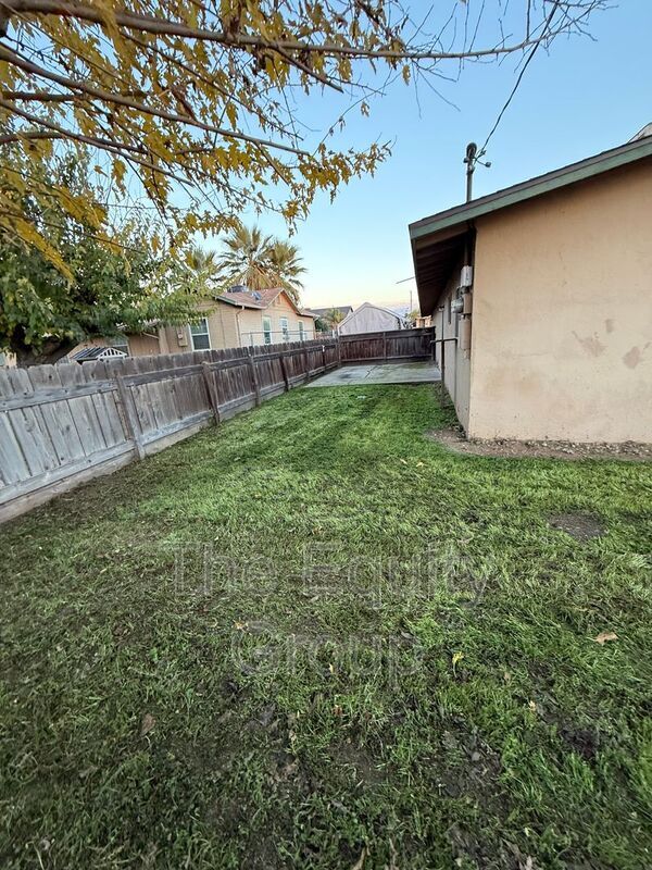 Building Photo - 399 S Valencia Blvd