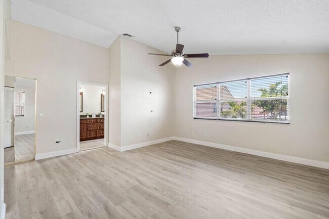 Building Photo - 10425 Buena Ventura Dr