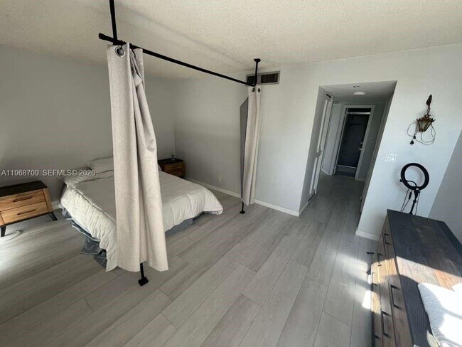 Building Photo - 3475 N Country Club Dr