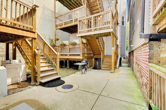 Building Photo - 3308 N Racine Ave