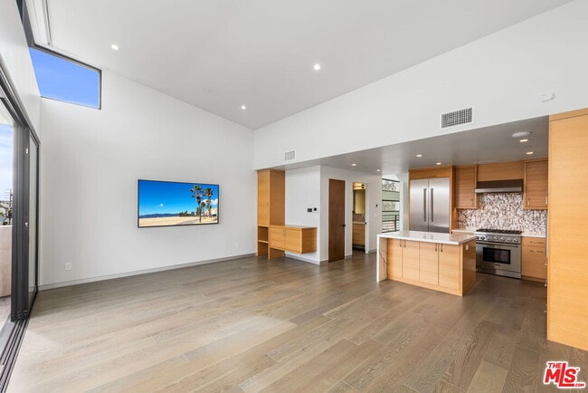Building Photo - 454 S Venice Blvd