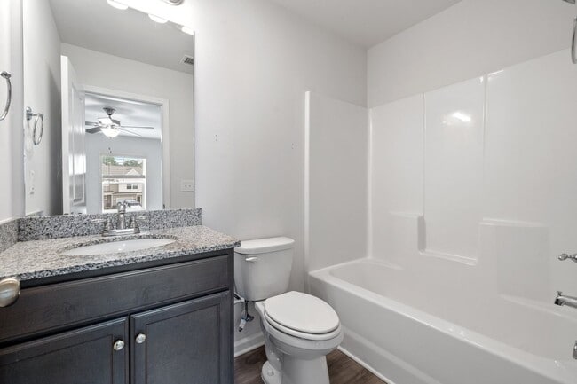 Building Photo - Lovely 3 BR, 2.5 BA Townhome, Centrally lo...