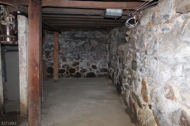 Building Photo - 30 White Meadow Ave