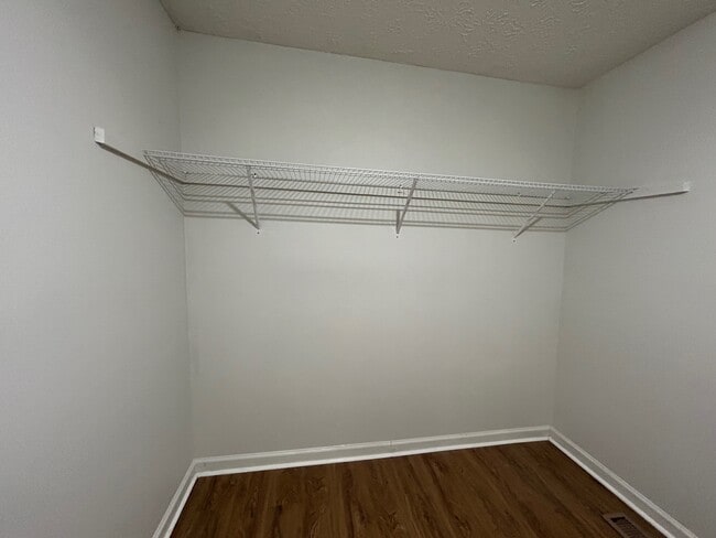 Building Photo - 1080 Lois Ln