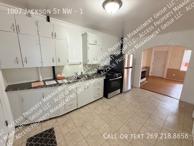 Building Photo - 1007 Jackson St NW