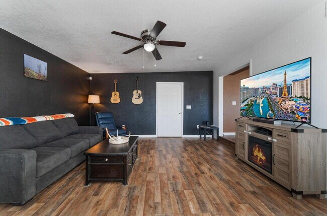 Building Photo - 2 Bedroom 1 bath Single Story Home on Large Lot with Solar and Water Purification