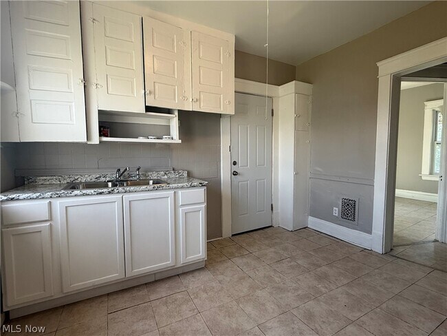 Building Photo - 1278 E 115th St