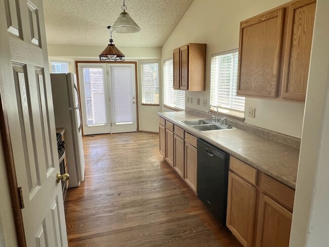 Building Photo - 6 MONTH LEASE - Spacious 4BD Home with 3-C...