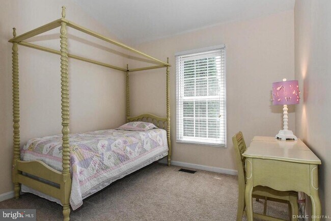 Building Photo - 6627 Commodore Ct