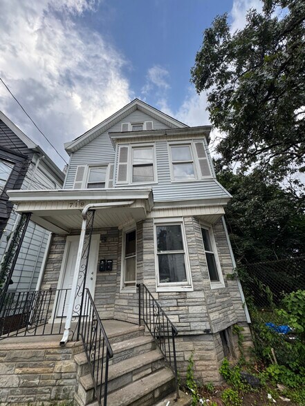 Building Photo - 719 S 15th St
