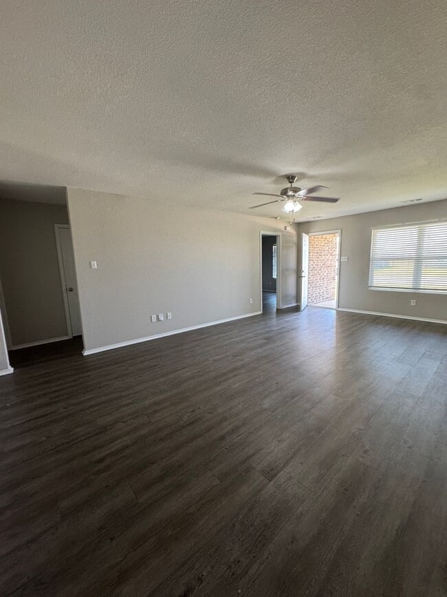 Building Photo - 4 bed / 2 bath Available Now!