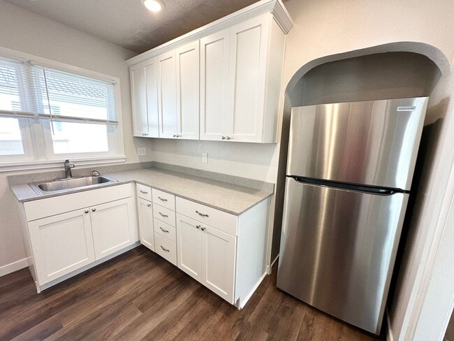 Building Photo - Adorable remodeled in 2023 2 bedroom 1 bathroom duplex available soon!