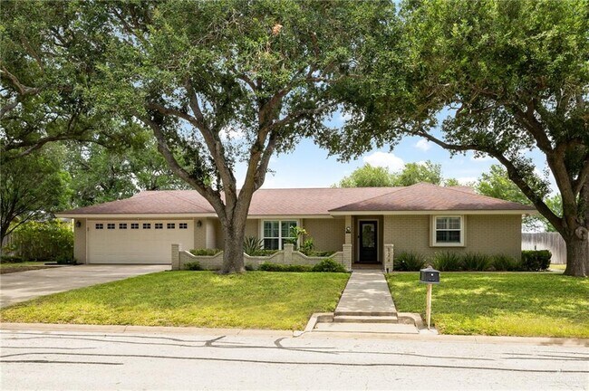 Primary Photo - 15 Palm Valley Dr E