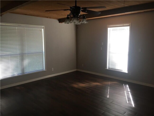 Building Photo - Home on Acreage Available for Lease