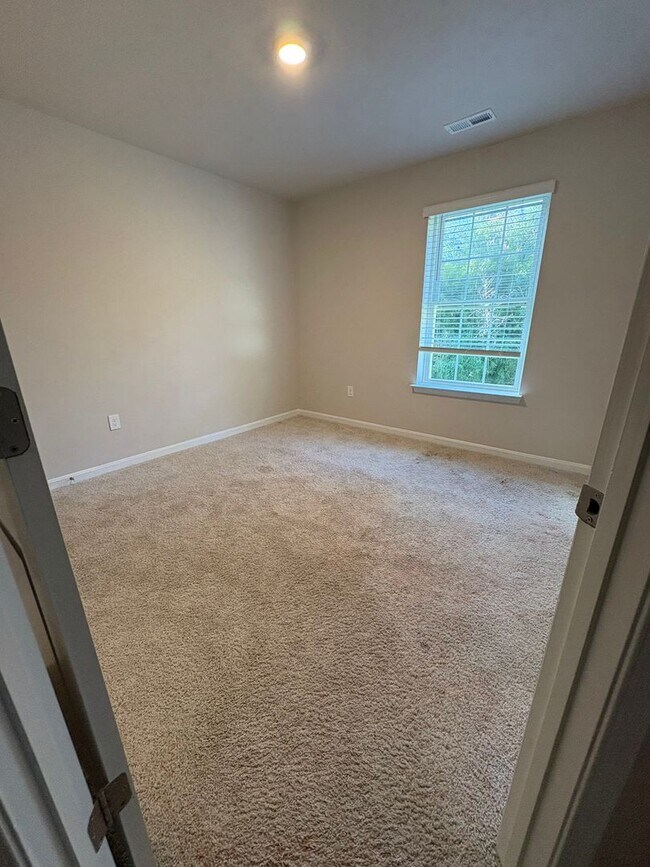 Building Photo - 3 Bedroom 2.5 Bath Townhouse Locust Run Northeastern SD