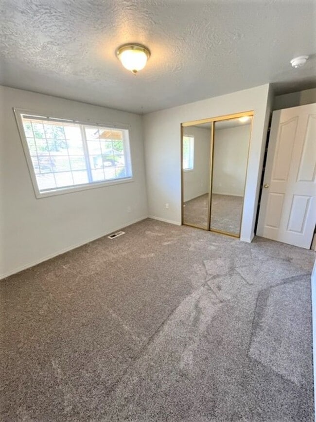 Building Photo - 2Bd/1.5Bath Single story duplex McMinnville