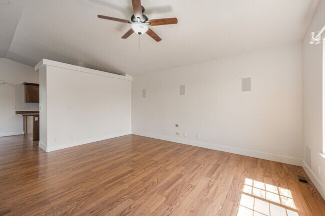 Building Photo - 5 bed 3 bath split level near State Line