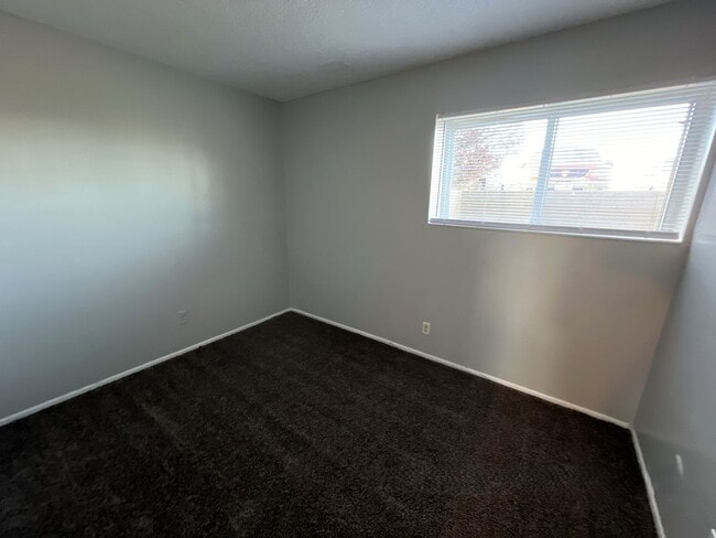 Building Photo - 2 Bedroom 1 Bathroom Garden Level Apartment in Aurora