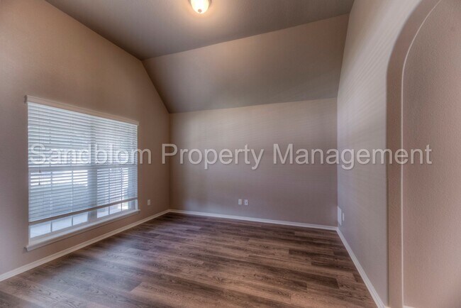 Building Photo - For Lease | Bixby | $2999 Rent | Available...