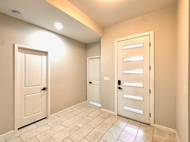 Building Photo - 1426 Los Estribos Dr