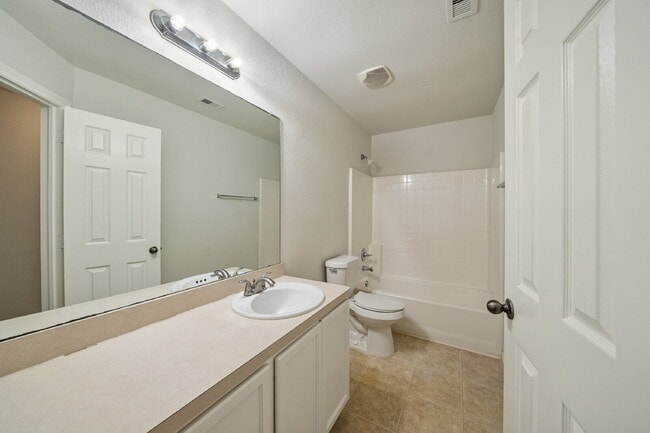 Building Photo - 305 Golden Oak Dr