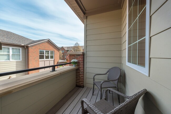 Walk-out private deck - 532 Beachcliff Row Dr
