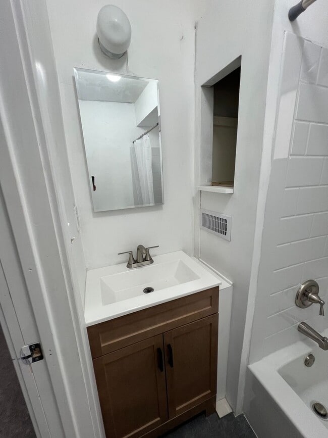 Building Photo - 3 Bedroom 1 Bathroom House (move in ready)