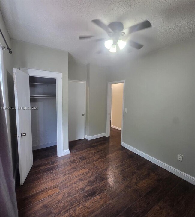 Building Photo - 1008 N 18th Ct