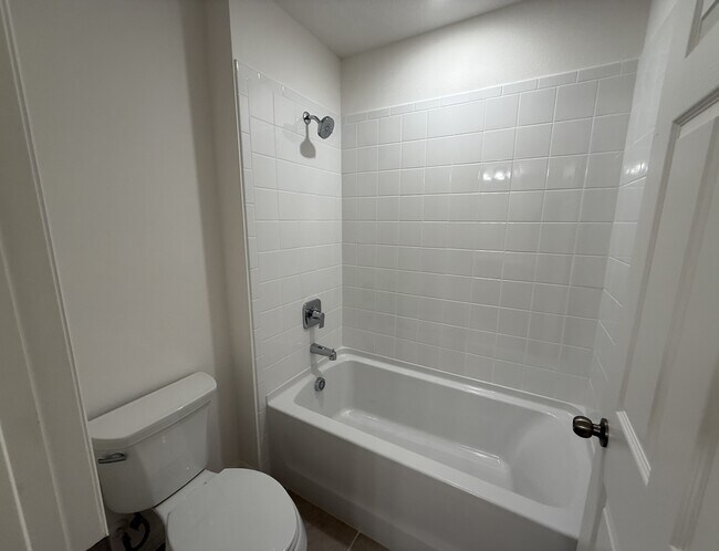 Building Photo - 215 Glass Onion Dr