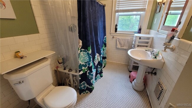 Building Photo - 558 Breckenridge St