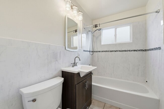 Building Photo - Sunning 3BD/3BA w/Bonus Room and Private Yard