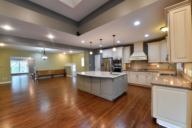 Building Photo - 106 Manlyn Dr