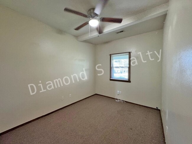 Building Photo - Cute 2 Bedroom Home with a Country Setting...
